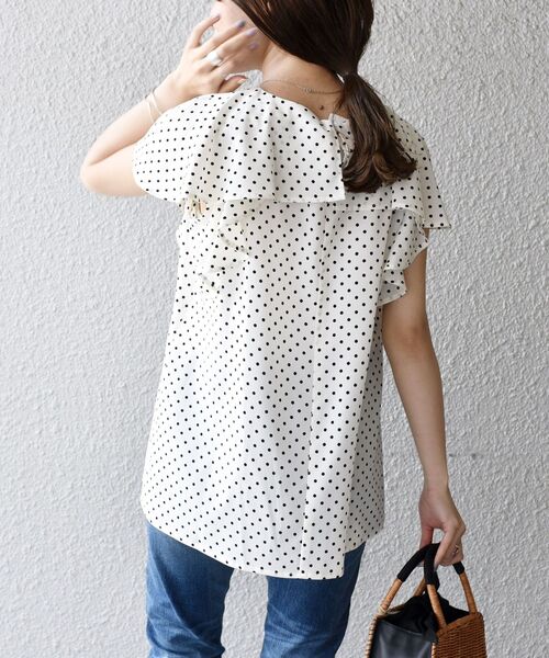 SHIPS(シップス)の「【WEB限定】〈手洗い可能〉ネックラッフルジョーゼットブラウス◇(シャツ/ブラウス・レディース・オフホワイト/ブラック/ライトグレー/ネイビー・ONE SIZE)」の19枚目の写真
