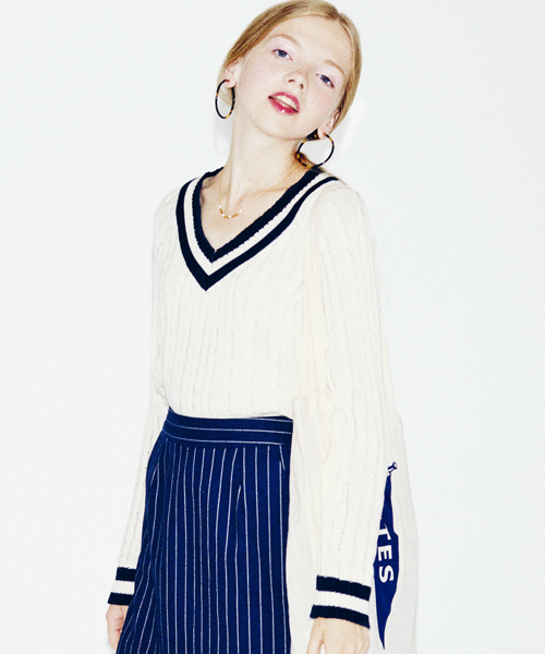 Chico（チコ）の「ライン衿ケーブルニット（ニット/セーター・レディース・ホワイト/グレー・FREE）」の2枚目の写真