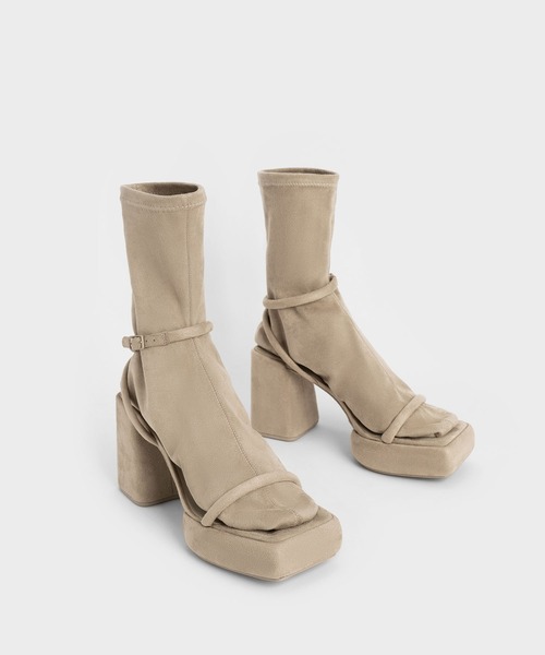 CHARLES & KEITH（チャールズ & キース）の「ルシルプラットフォーム カーフブーツ / Lucile Platform Calf Boots（ブーツ・レディース・ブラック/ブルー/ベージュ/バーガンディー/ブラック系その他2・22.5cm/23cm/23.5cm/24.5cm/25cm/25.5cm）」の21枚目の写真