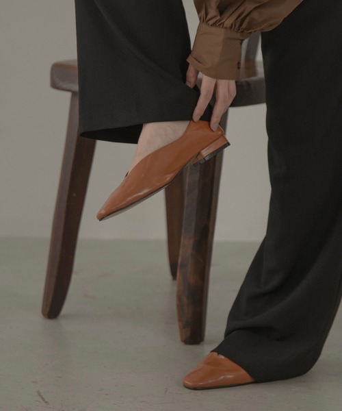 lawgy(ラウジー)の「V cut simple pumps(パンプス・レディース・ブラック/ブラウン/キャメル・S/M/L)」の3枚目の写真