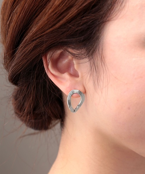 Manon's Selection(マノンズセレクション)の「ウェーブリングピアス(ピアス(両耳用)・レディース・シルバー/ゴールド・ONE SIZE)」の2枚目の写真