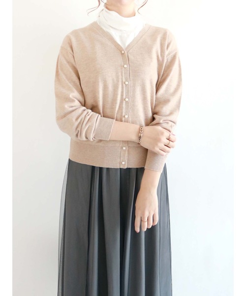 Te chichi（テチチ）の「パールボタンVネックカーディガン（カーディガン/ボレロ・レディース・ベージュ/オフホワイト/ブラック/グレー・ﾌﾘ-）」の4枚目の写真