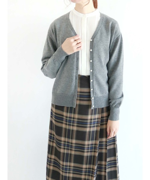 Te chichi（テチチ）の「パールボタンVネックカーディガン（カーディガン/ボレロ・レディース・ベージュ/オフホワイト/ブラック/グレー・ﾌﾘ-）」の3枚目の写真