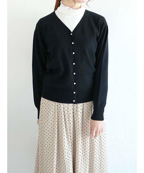 Te chichi（テチチ）の「パールボタンVネックカーディガン（カーディガン/ボレロ・レディース・ベージュ/オフホワイト/ブラック/グレー・ﾌﾘ-）」の2枚目の写真