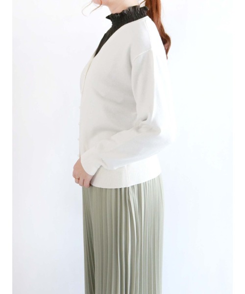 Te chichi（テチチ）の「パールボタンVネックカーディガン（カーディガン/ボレロ・レディース・ベージュ/オフホワイト/ブラック/グレー・ﾌﾘ-）」の7枚目の写真