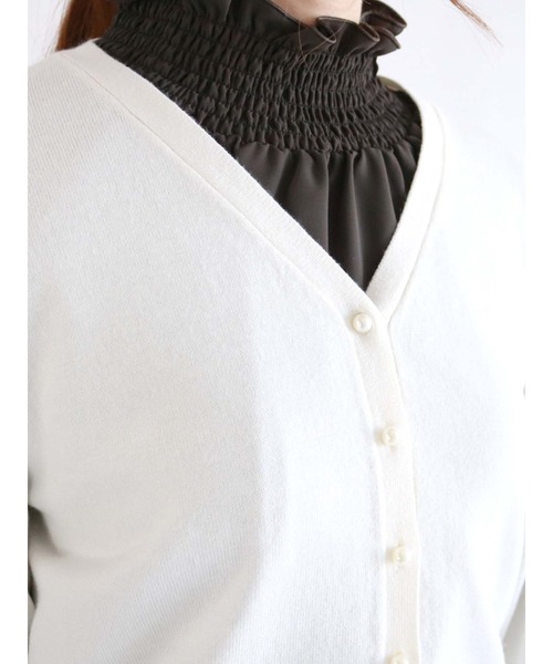 Te chichi（テチチ）の「パールボタンVネックカーディガン（カーディガン/ボレロ・レディース・ベージュ/オフホワイト/ブラック/グレー・ﾌﾘ-）」の9枚目の写真