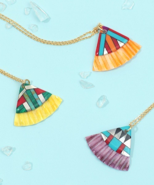 チチカカ(チチカカ)の「リサイクルシェルネックレス(ネックレス・レディース・パープル/イエロー/オレンジ・FREE)」の4枚目の写真