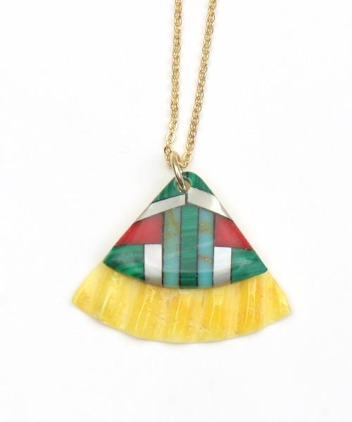 チチカカ(チチカカ)の「リサイクルシェルネックレス(ネックレス・レディース・パープル/イエロー/オレンジ・FREE)」の8枚目の写真