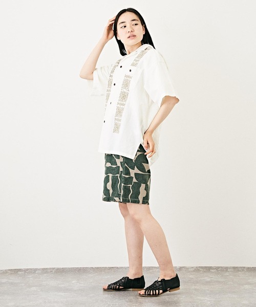 TOBILA（トビラ）の「綿麻インディゴ刺繍オープンカラーシャツユニセックス（シャツ/ブラウス・レディース・ホワイト/ライトブルー/インディゴブルー・M）」の6枚目の写真