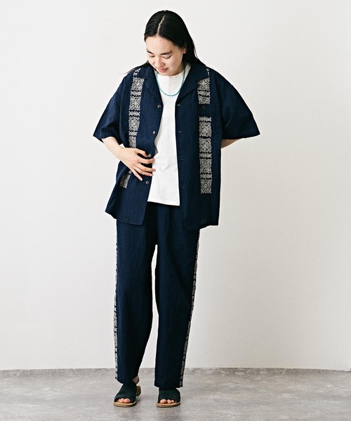 TOBILA（トビラ）の「綿麻インディゴ刺繍オープンカラーシャツユニセックス（シャツ/ブラウス・レディース・ホワイト/ライトブルー/インディゴブルー・M）」の11枚目の写真