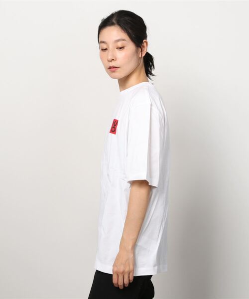HUGO(ヒューゴ)の「ロゴスローガン リラックスフィット コットンTシャツ(Tシャツ/カットソー・レディース・ホワイト/ブラック・S/M/XS/L)」の3枚目の写真