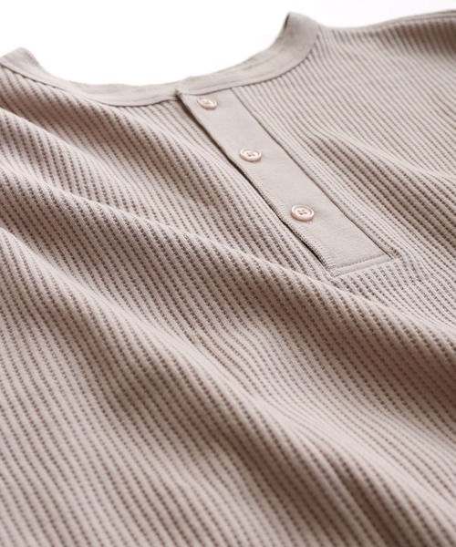 andme（アンドミー）の「ワッフル長袖サムホールサーマルTシャツ（Tシャツ/カットソー・レディース・ブラック/オートミール/チャコールグレー/グレイッシュベージュ/ネイビー/グリーン・M/L）」の18枚目の写真