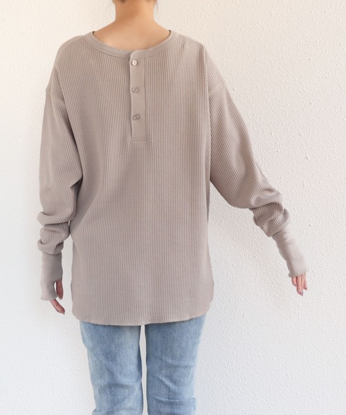 andme（アンドミー）の「ワッフル長袖サムホールサーマルTシャツ（Tシャツ/カットソー・レディース・ブラック/オートミール/チャコールグレー/グレイッシュベージュ/ネイビー/グリーン・M/L）」の15枚目の写真