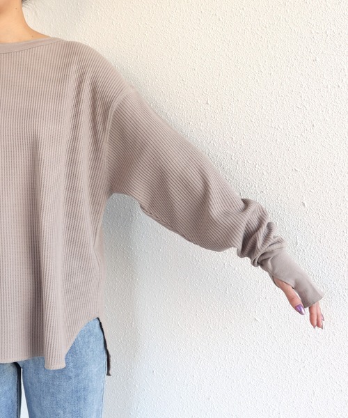 andme（アンドミー）の「ワッフル長袖サムホールサーマルTシャツ（Tシャツ/カットソー・レディース・ブラック/オートミール/チャコールグレー/グレイッシュベージュ/ネイビー/グリーン・M/L）」の22枚目の写真