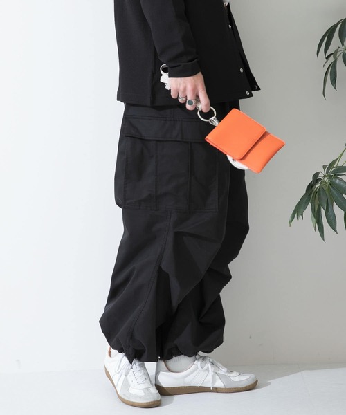 SENSE OF PLACE by URBAN RESEARCH(センスオブプレイスバイアーバンリサーチ)の「ワイドカーゴパンツ(カーゴパンツ・メンズ・ブラック/カーキ・MEDIUM/LARGE)」の1枚目の写真