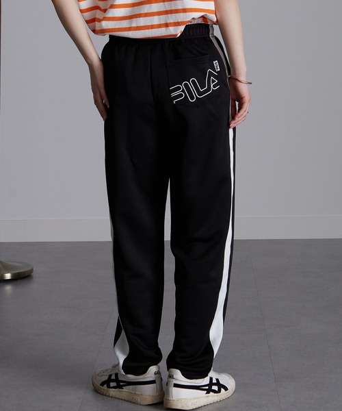FILA(フィラ)の「<FILA/フィラ>ラインデザインテーパードパンツ(スウェットパンツ・レディース・ピンク系2/カーキ系1/ネイビー系1/ブラック系1/ネイビー系2/ピンク系1/カーキ系2/ブラック系2/サックスブルー系2/サックスブルー系1/ベージュ系2/ベージュ系1・L/LL/M)」の3枚目の写真