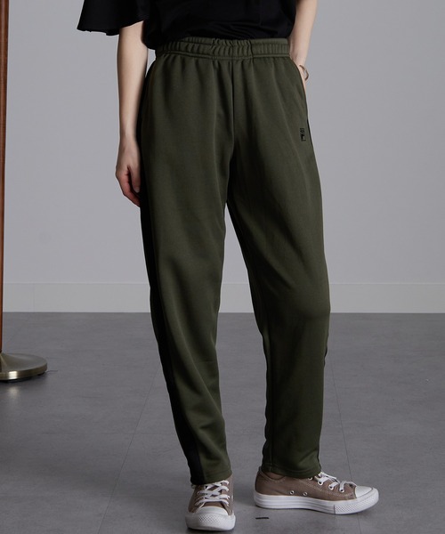 FILA(フィラ)の「<FILA/フィラ>ラインデザインテーパードパンツ(スウェットパンツ・レディース・ピンク系2/カーキ系1/ネイビー系1/ブラック系1/ネイビー系2/ピンク系1/カーキ系2/ブラック系2/サックスブルー系2/サックスブルー系1/ベージュ系2/ベージュ系1・L/LL/M)」の1枚目の写真