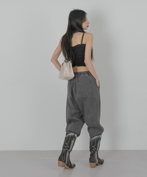 FOLLOWIN(フォロウィン)の「シャーリングクロップドキャミソール(キャミソール・レディース・ブラック/ベージュ/カーキ/アイボリー・FREE)」の11枚目の写真