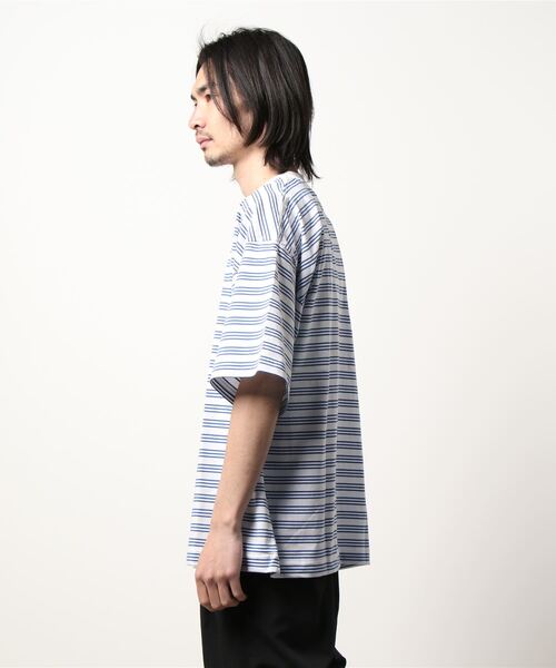 AZUL by moussy（アズールバイマウジー）の「BORDER BIG TEE/ボーダービッグTシャツ（Tシャツ/カットソー・メンズ・ブルー系その他/ホワイト系その他・MEDIUM/LARGE）」の4枚目の写真