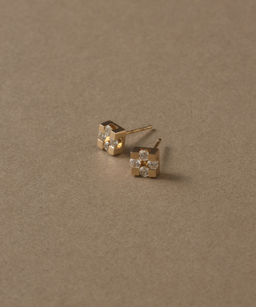 Lilas(リラ)の「4ピースダイヤブロックモチーフピアス K10(両耳)(ピアス(両耳用)・レディース・ゴールド・FREE)」の1枚目の写真