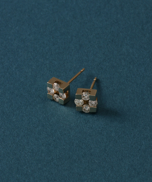 Lilas(リラ)の「4ピースダイヤブロックモチーフピアス K10(両耳)(ピアス(両耳用)・レディース・ゴールド・FREE)」の4枚目の写真