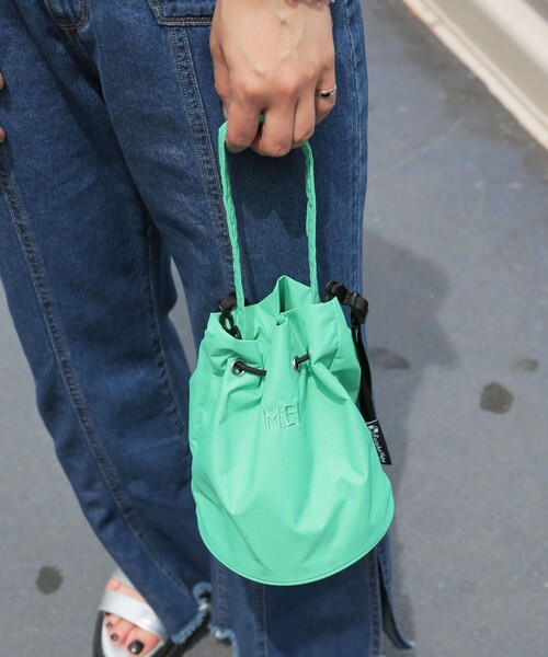 MEI（メイ）の「MEI/メイ Wheel bucket bag/ナイロン巾着バッグ（ショルダーバッグ・レディース・ブラック/ピンク/ブルーグリーン・ONE SIZE）」の4枚目の写真
