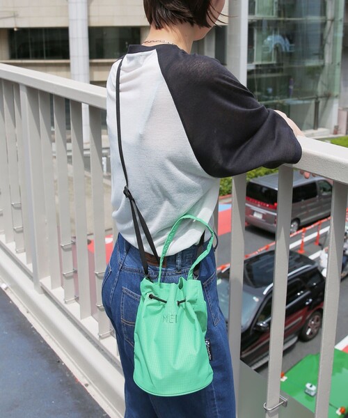 MEI（メイ）の「MEI/メイ Wheel bucket bag/ナイロン巾着バッグ（ショルダーバッグ・レディース・ブラック/ピンク/ブルーグリーン・ONE SIZE）」の7枚目の写真