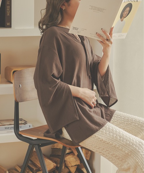 Ambre Neige（アンブルネージュ）の「２WAY楊柳スリットシャツ／【WEB/EC限定商品】（Tシャツ/カットソー・レディース・ダークブラウン/ベージュ/アイボリー・FREE）」の4枚目の写真