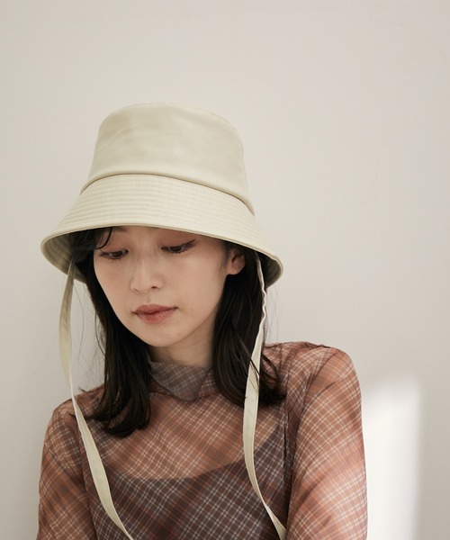 VIS（ビス）の「リボン付きフェイクレザーバケットハット（ハット・レディース・ブラック/キナリ・FREE）」の2枚目の写真