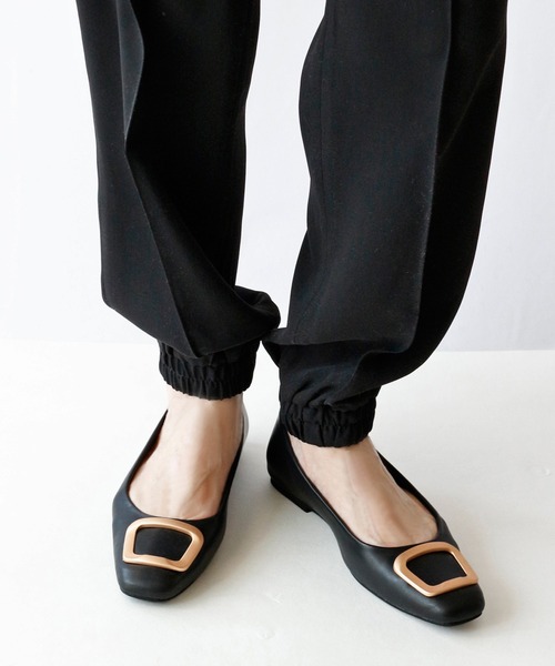 Fin(フィン)の「スクエアトゥバックルフラットシューズ【低反発スポンジ入り】(パンプス・レディース・ピンク/ベージュ/ブラック/ネイビー/ベージュ系その他2/ベージュ系その他/ブラック系その他/グレー系その他/グレー/ブラウン・23.5cm/24.5cm/22.5cm/23cm/24cm/25cm)」の21枚目の写真