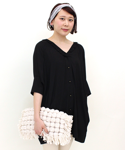 mystic（ミスティック）の「Vフリルガウン（シャツ/ブラウス・レディース・マスタード/ベージュ/オフホワイト/ブラック/カーキ・ﾌﾘ-）」の2枚目の写真