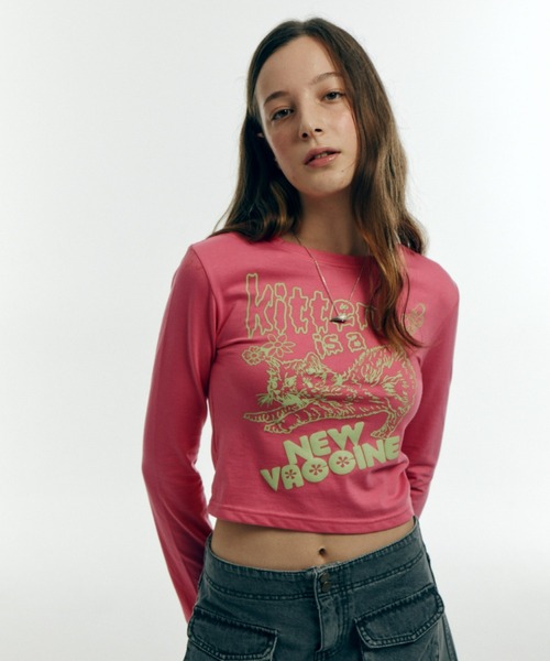 WHYNOTUS(ワイノットアス)の「A'GEM/9 × .kom『WHYNOTUS/ワイノットアス』LONG SLEEVE VACCINE T-SHIRTS/フロントグラフィック クロップド丈 長袖Tシャツ(Tシャツ/カットソー・レディース・ピンク/ホワイト・M)」の2枚目の写真