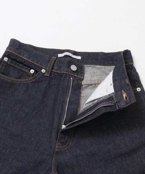 KBF（ケイビーエフ）の「ターンアップストレートデニム（デニムパンツ・レディース・ノンウォッシュ/ホワイト・38/36）」の22枚目の写真