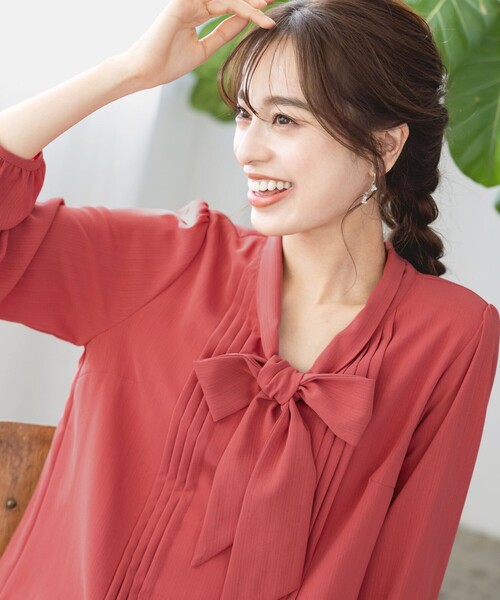 Tiaclasse（ティアクラッセ）の「リボンタイブラウス（シャツ/ブラウス・レディース・サックスブルー/ネイビー/レッド/ピンク/オフホワイト/ブルー/グレー・L/M）」の7枚目の写真