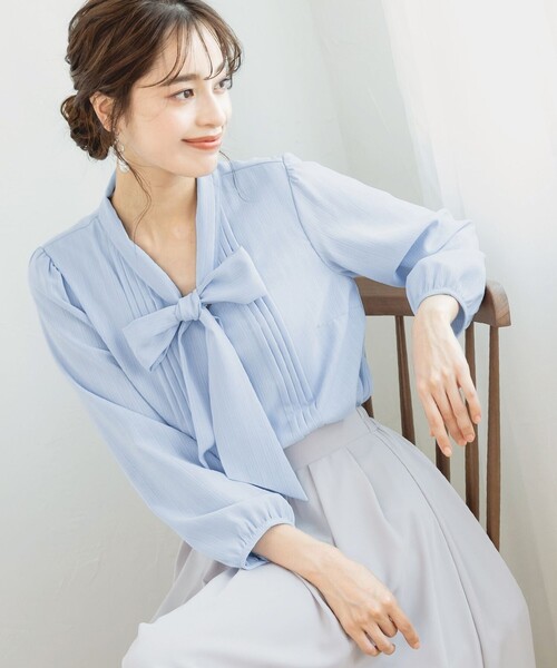 Tiaclasse（ティアクラッセ）の「リボンタイブラウス（シャツ/ブラウス・レディース・サックスブルー/ネイビー/レッド/ピンク/オフホワイト/ブルー/グレー・L/M）」の4枚目の写真