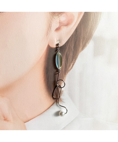 tone(トーン)の「【-lensa-】個性派ぐねぐねピアス(MA)(ピアス(両耳用)・レディース・シルバー・FREE)」の5枚目の写真