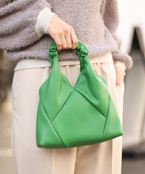 a.v.v（アーヴェヴェ）の「パデットフリルハンドルショルダー（ショルダーバッグ・レディース・グリーン/ベージュ・38）」の2枚目の写真