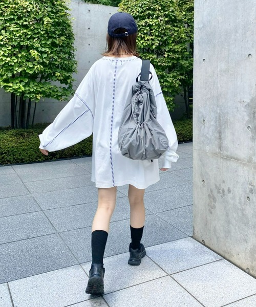 SOUNDSGOOOOD(サウンズグッド)の「【SOUNDS GOOOOD / サウンズグッド】オーバーサイズ配色ステッチサイドスリットTee(Tシャツ/カットソー・メンズ・パープル/ブラック/オフホワイト/パープル系その他/ブラック系その他/チャコールグレー/ホワイト/レッド/ブラック系その他2/ライトグレー/グリーン/オレンジ・ONE SIZE)」の2枚目の写真