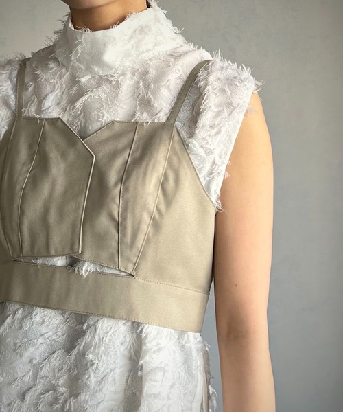 &g'aime(アンジェム)の「【&g’aime】カットアウトビスチェ(シャツ/ブラウス・レディース・ブラック/チャコールグレー/グレイッシュベージュ・FREE)」の11枚目の写真
