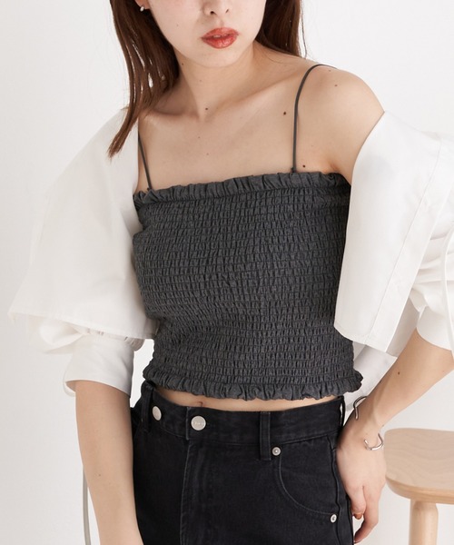 Chico（チコ）の「パット付シャーリングチューブトップ（チューブトップ・レディース・アイボリー/ホワイト系その他2/ブルー/ブラック/ピンク/ブラウン/イエロー/ダークグレー・FREE）」の4枚目の写真