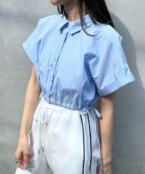 OLIVE des OLIVE（オリーブデオリーブ）の「クロップドドルマンシャツ　1031040430（シャツ/ブラウス・レディース・イエロー/サックスブルー/ブラック/オフホワイト・FREE）」の2枚目の写真