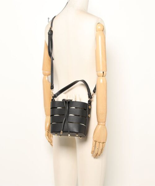 Chez toi(シェトワ)の「巾着付カットワーク合皮BAG(ショルダーバッグ・レディース・ブラック/ベージュ/イエロー・FREE)」の22枚目の写真