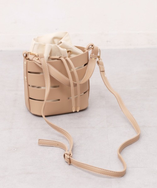 Chez toi(シェトワ)の「巾着付カットワーク合皮BAG(ショルダーバッグ・レディース・ブラック/ベージュ/イエロー・FREE)」の5枚目の写真