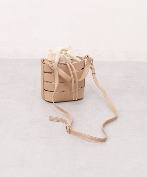 Chez toi(シェトワ)の「巾着付カットワーク合皮BAG(ショルダーバッグ・レディース・ブラック/ベージュ/イエロー・FREE)」の18枚目の写真