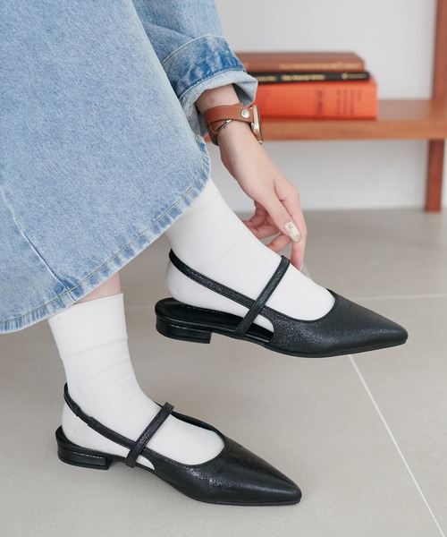 DISCOAT(ディスコート)の「《新色追加!/S~Lサイズ》ポインテッドストラップシューズ(パンプス・レディース・ブラック/シルバー/ゴールド/ライトベージュ/ゴールド系その他/シルバー系その他/ブラック系その他2/ブラック系その他/グレー系その他/ブロンズ・SMALL/MEDIUM/LARGE)」の2枚目の写真