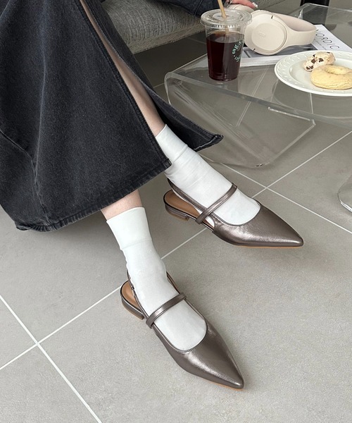 DISCOAT(ディスコート)の「《新色追加!/S~Lサイズ》ポインテッドストラップシューズ(パンプス・レディース・ブラック/シルバー/ゴールド/ライトベージュ/ゴールド系その他/シルバー系その他/ブラック系その他2/ブラック系その他/グレー系その他/ブロンズ・SMALL/MEDIUM/LARGE)」の4枚目の写真