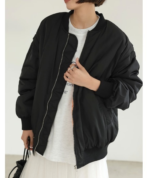 Re:EDIT（リエディ）の「[2WAY]中綿入り袖取り外しMA-1（MA-1・レディース・カーキ/ブラック/アイボリー・MEDIUM）」の4枚目の写真