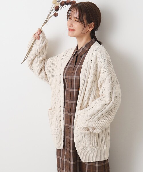 SHOO・LA・RUE（シューラルー）の「◆ずっと触っていたくなる モールケーブル カーディガン【ここちイージー/体型カバー】（カーディガン/ボレロ・レディース・グリーン/アイボリー/ピンク系/ブラウン系その他/ライトブルー/チャコールグレー・00）」の2枚目の写真
