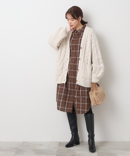 SHOO・LA・RUE（シューラルー）の「◆ずっと触っていたくなる モールケーブル カーディガン【ここちイージー/体型カバー】（カーディガン/ボレロ・レディース・グリーン/アイボリー/ピンク系/ブラウン系その他/ライトブルー/チャコールグレー・00）」の7枚目の写真