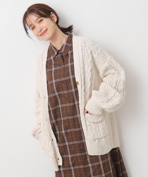 SHOO・LA・RUE（シューラルー）の「◆ずっと触っていたくなる モールケーブル カーディガン【ここちイージー/体型カバー】（カーディガン/ボレロ・レディース・グリーン/アイボリー/ピンク系/ブラウン系その他/ライトブルー/チャコールグレー・00）」の8枚目の写真